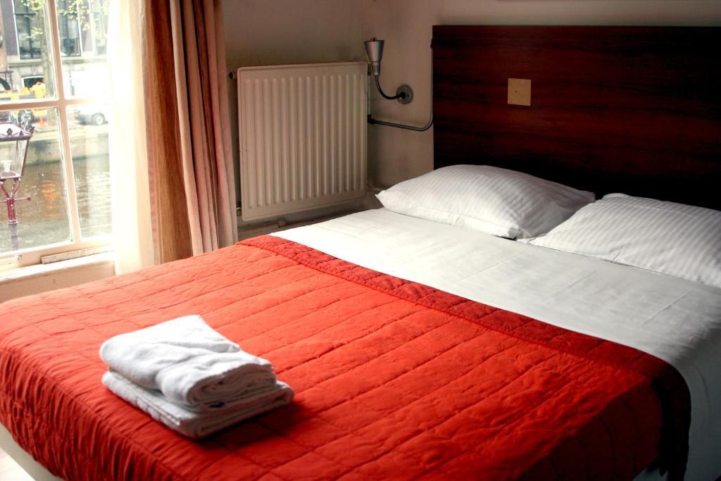 Single Room Shared Facilities